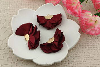 Kwiatek ozdobny / zawieszka / 20x35mm / metal, tkanina / bordowy / 1szt