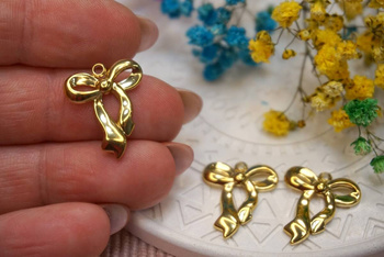 Kokardka / zawieszka / stal chirurgiczna / 15x19mm / złoty / 1szt