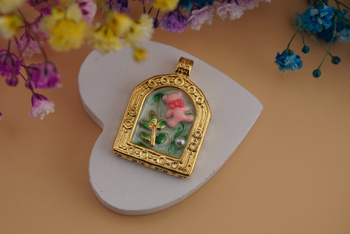 Ramka z misiem / zawieszka ze stali chirurgicznej / 30x20mm / złoty / 1szt