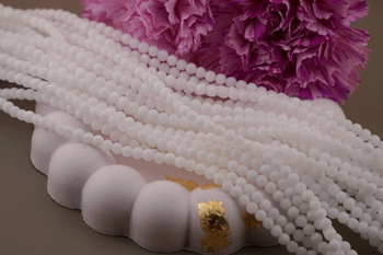 Chalcedon / kula / 4mm / Porcelain White / sznur / 90szt