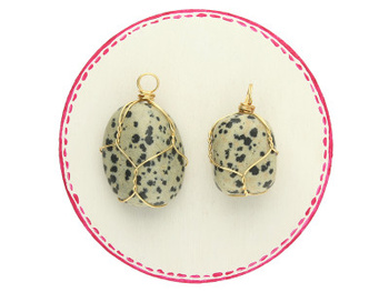 Jaspis dalmatyńczyk / kamień w druciku / ok 26x32mm / metal / 1szt