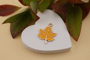 Jesienny liść / zawieszka emaliowana / 22x17mm / metal / złoty / 1szt
