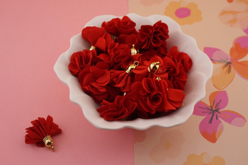Kwiatek z tkaniny / czerwony / metal antyalergiczny/ różowy / ok 30mm / 1szt