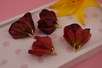 Kwiatek ozdobny / tkanina impregnowana, metal antyalergiczny/ bordowy podpalany / ok 30x22mm / 1szt