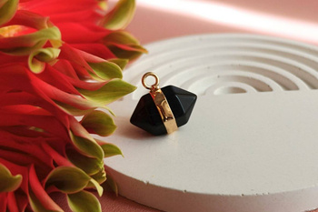 Agat czarny / grot w okuciu / zawieszka / 16x15mm / metal / 1szt