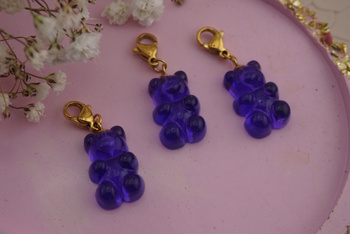 Miś fioletowy / zawieszka / żywica / stal chirurgiczna / 5,8x16,2mm / złoty / 1szt