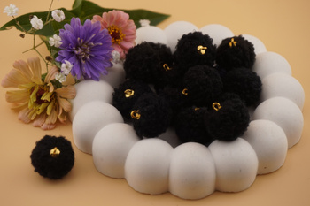 Pomponik baranek / zawieszka / 20mm / czarny / 1szt