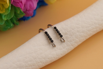 Bigle otwarte ozdobne / czarne cyrkonie / stal chirurgiczna / 11,5x14mm / srebrny / 2szt