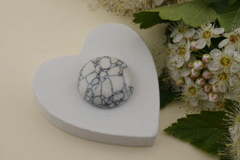 Kaboszon syntetyczny / howlit / koło / 20mm / 1szt