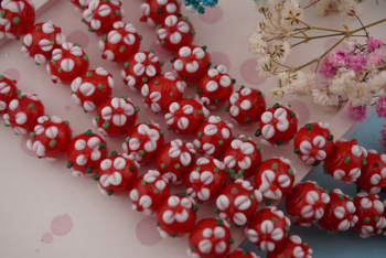 Kulka w kwiatki / szkło lampwork / czerwony, biały / 12mm / 2szt