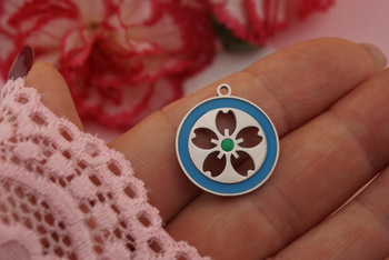 Moneta z kwiatkiem / niebieski / zawieszka stal chirurgiczna / 20mm / srebrny / 1szt