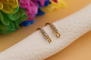 Bigle otwarte ozdobne / białe cyrkonie / stal chirurgiczna / 11,5x14mm / złoty / 2szt