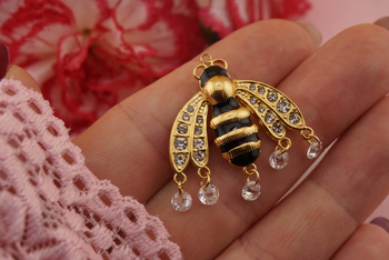 Pszczoła z cyrkoniami / zawieszka ze stali chirurgicznej / 31x29mm / złoty / 1szt