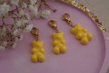 Miś żółty / zawieszka / żywica / stal chirurgiczna / 5,8x16,2mm / złoty / 1szt