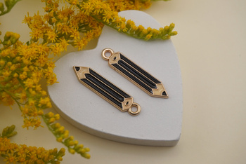 Kredka czarna / zawieszka emaliowana / 26x6mm / metal / złoty / 1szt