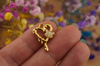 Serce z motylkiem białym / zawieszka ze stali chirurgicznej / 21x15mm / złoty / 1szt