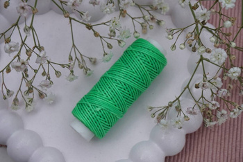 Sznurek do makramy woskowany / poliester / 0.45mm / zielony żywy 827 / szpulka 40m