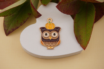Sowa z dynią / zawieszka emaliowana / 26x17mm / metal / złoty / 1szt