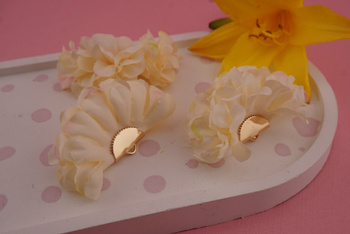 Kwiatek ozdobny / tkanina impregnowana, metal antyalergiczny/ kremowy / ok 50x25mm / 1szt