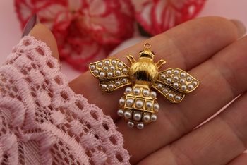 Pszczoła z perełkami / zawieszka ze stali chirurgicznej / 29x37mm / złoty / 1szt