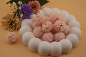 Pomponik baranek / zawieszka / 20mm / pudrowy / 1szt