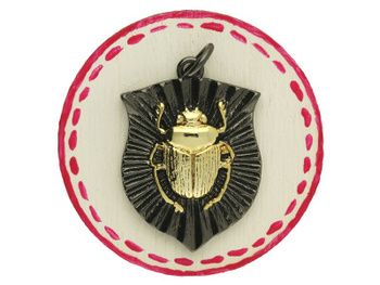 Herb ze skarabeuszem / zawieszka / mosiądz pozłacany / 22x16mm / czarny, złoty / 1 szt