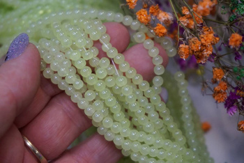 Jade™ / kula szklana / 4mm / jasny zielony / około 190szt