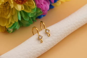 Bigle otwarte ozdobne / biała cyrkonia / stal chirurgiczna / 11,5x14mm / złoty / 2szt