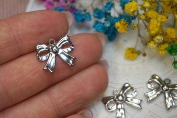 Kokardka / zawieszka / stal chirurgiczna / 14x15mm / srebrny / 1szt