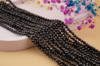 Spinel / kula fasetowana / 4mm / czarny / sznur / około 84szt