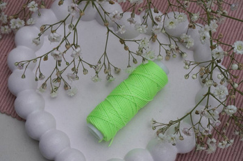 Sznurek do makramy woskowany / poliester / 0.65mm / zielony neon 826 / szpulka 20m